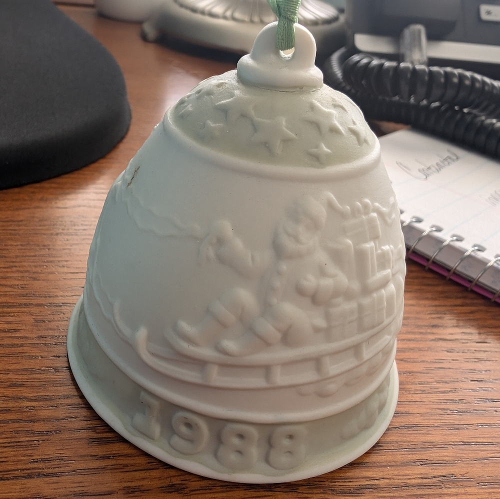 Lladro Christmas Bell "Campanita Navidad 1988" original box, retired #5.525